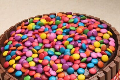 Cake decoration with gems 1